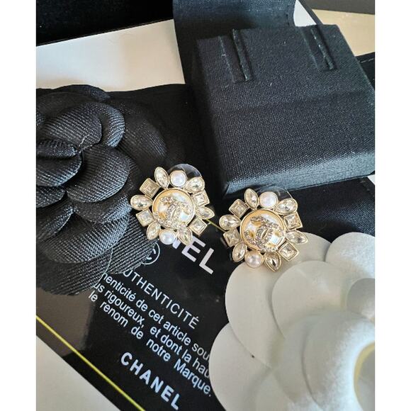 Gold CHANEL Pearl and Crystal Interlocking-C Stud Earrings 24C (CHXX029) - Picture 5 of 11